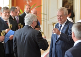 Miloš Zeman (vpravo) při přípitku s Jiřím Rusnokem.