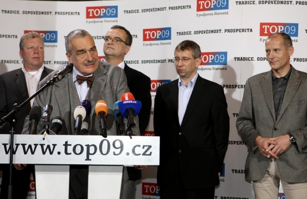 TOP 09 důvěru vládě nedá, řekl dnes Karel Schwarzenberg. TOP 09 důvěru vládě nedá, řekl dnes Karel Schwarzenberg.