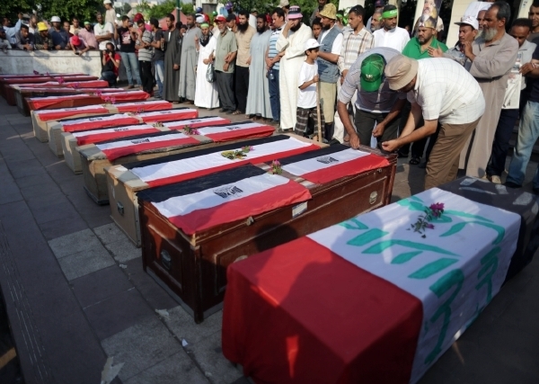 Pohřeb desítek obětí z řad příznivců muslimských bratří v Egyptě po masakru u kasáren republikánské gardy. Pohřeb desítek obětí z řad příznivců muslimských bratří v Egyptě po masakru u kasáren republikánské gardy.