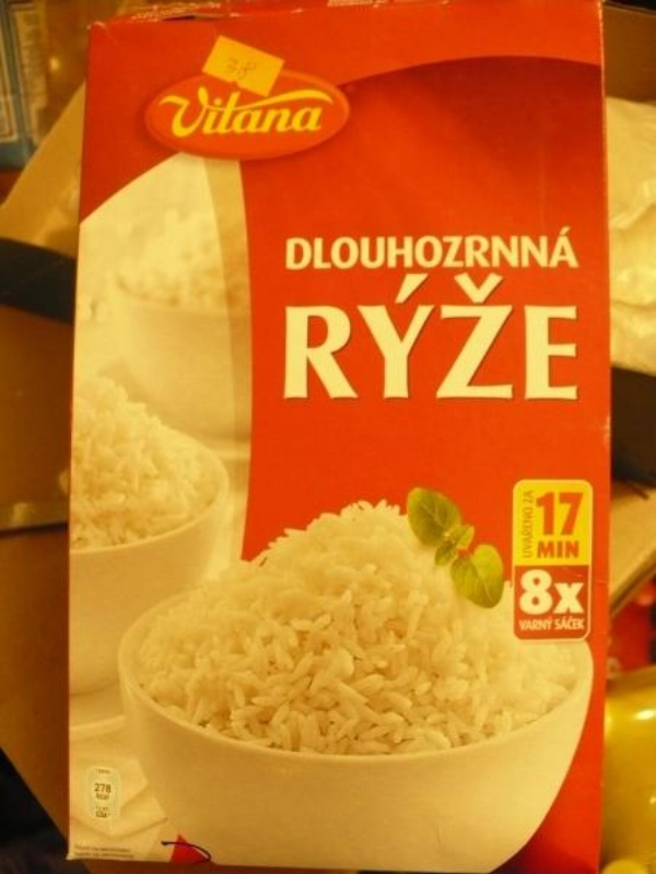 Na stránkách se objevila také tato prošlá rýže obsahující i červy.