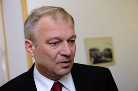 Staronový ministr obrany Vlastimil Picek.