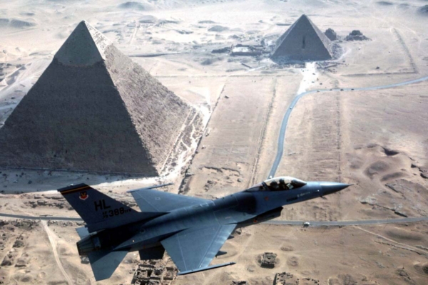 Americké F-16 nad pyramidami v Gíze.