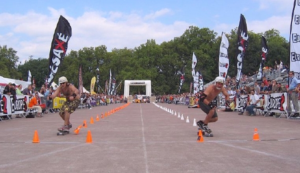 Slalomový skatebording stále žije.