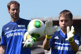 Gólman Petr Čech se v létě věnoval i malým talentům.