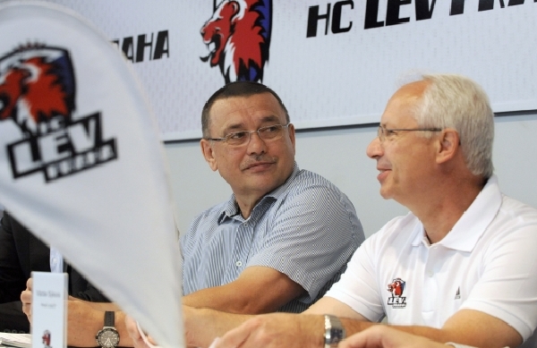 Trenér Lva Václav Sýkora (vpravo) a klubový manažer Rašid Chabibulin.