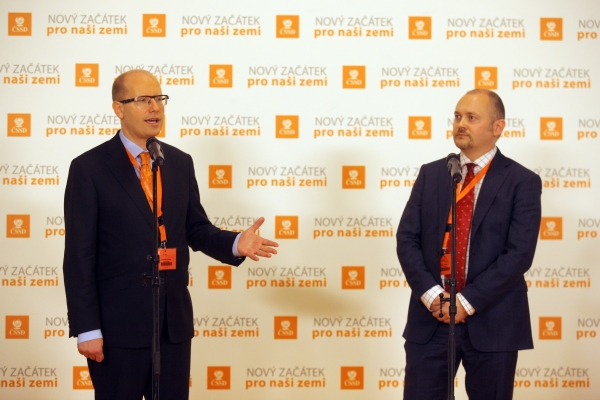 Michal Hašek (vpravo) odporuje stanovisku předsedy strany ČSSD Bohuslavu Sobotkovi (vlevo).