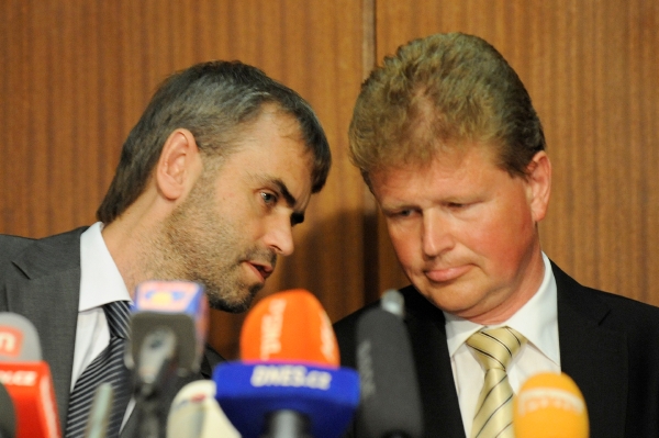 Ředitel ÚOOZ Robert Šlachta (vlevo) a olomoucký vrchní státní zástupce Ivo Ištvan. Ředitel ÚOOZ Robert Šlachta (vlevo) a olomoucký vrchní státní zástupce Ivo Ištvan.