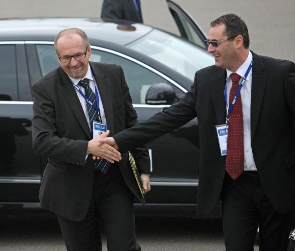 Poslanec ODS Boris Štastný (vpravo) se zdraví s Ivanem Fuksou, bývalým poslancem ODS, který je toho času ve vazbě.