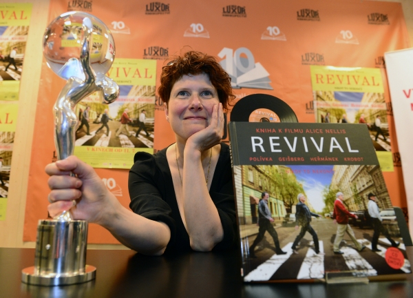 Režisérka Alice Nellis si za snímek Revival odvezla z Karlových Varů diváckou cenu. Režisérka Alice Nellis si za snímek Revival odvezla z Karlových Varů diváckou cenu.