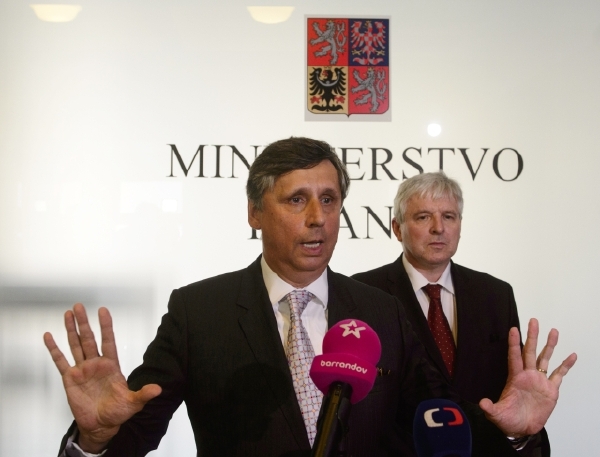 Nový ministr Jan Fischer zahájil personální změny na ministerstvu financí.