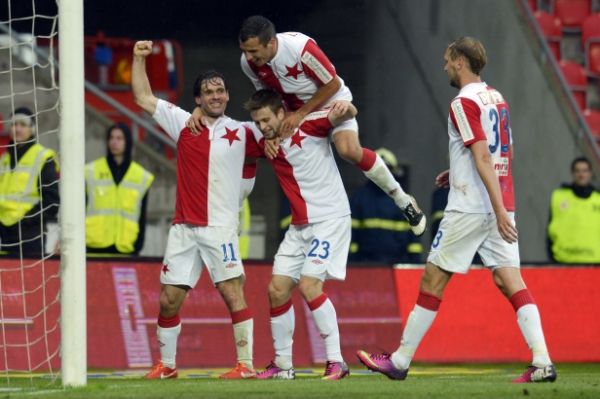 Fotbalisté Slavie se radují z gólu.