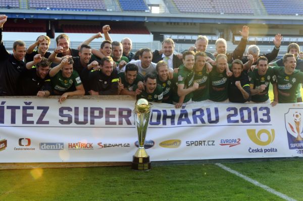 Fotbalisté Jablonce slaví zisk Superpoháru.