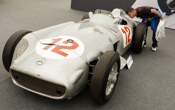 Za nejvyšší prodejní cenu byl prodán závodní Mercedes-Benz argentinského pilota formule 1 Juana Manuela Fangia. Za nejvyšší prodejní cenu byl prodán závodní Mercedes-Benz argentinského pilota formule 1 Juana Manuela Fangia.