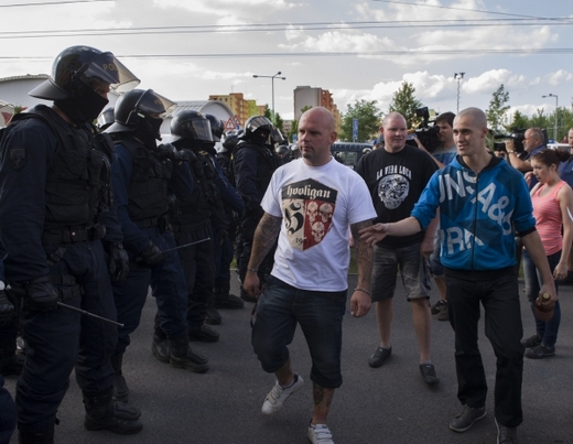 Policisté bránili účastníkům ve vstupu na sídliště Máj.