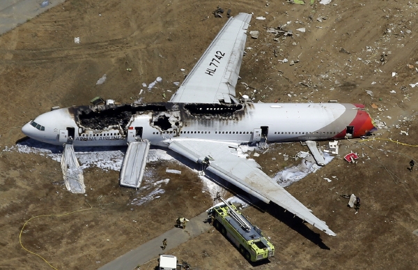 Vrak Boeingu 777, který minulý týden havaroval v San Francisku. Vrak Boeingu 777, který minulý týden havaroval v San Francisku.
