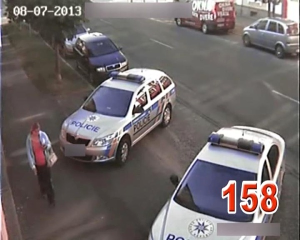 Záběry těhotné ženy, po které policie pátrá.