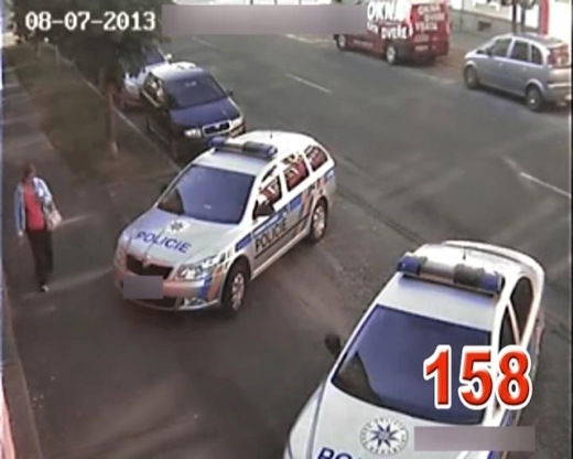 Záběry těhotné ženy, po které policie pátrá.