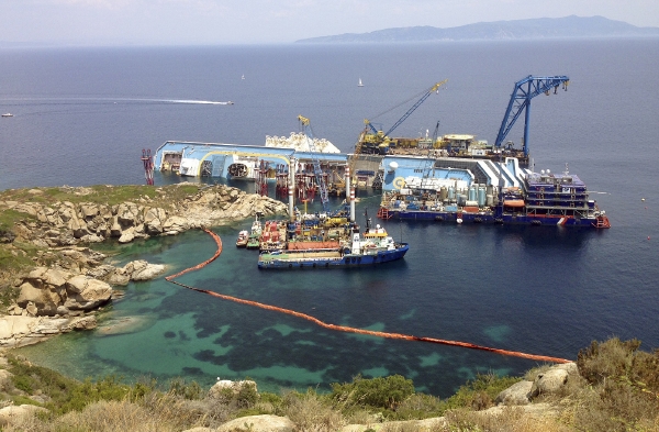 Vyzvednutí vraku lodi Concordia se proti očekávání prodraží. Náklady se mají vyšplhat až na půl miliardy eur.