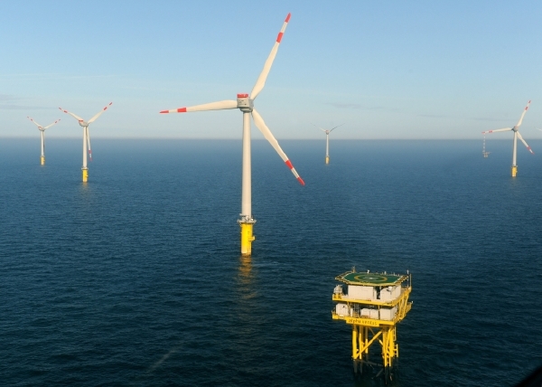 Evropská moře zaplavuje vzrůstající počet větrných elektráren. Evropská moře zaplavuje vzrůstající počet větrných elektráren.