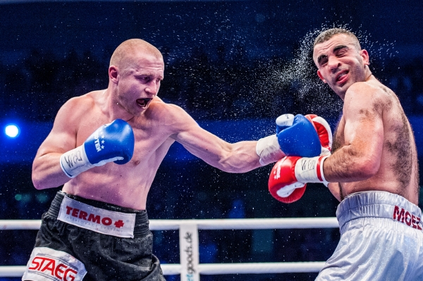 Boxer Lukáš Konečný (vlevo) v akci. Boxer Lukáš Konečný (vlevo) v akci.