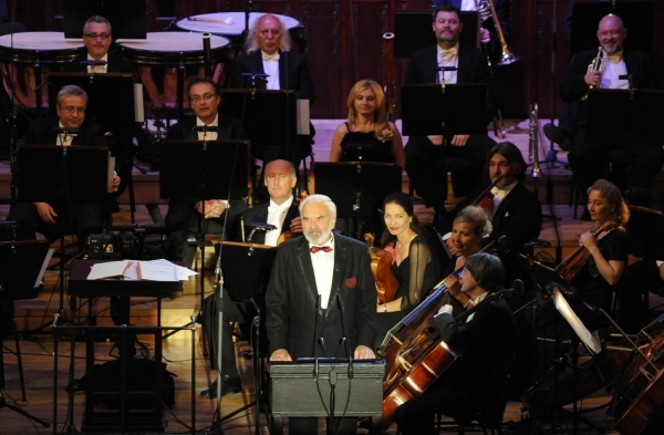 Zdeněk Svěrák (uprostřed) při světové premiéře Cimrmanovy operety Proso.