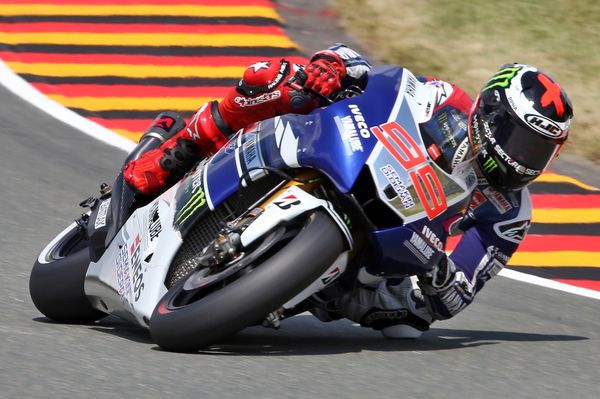 Zraněný motocyklový mistr světa Jorge Lorenzo. Zraněný motocyklový mistr světa Jorge Lorenzo.