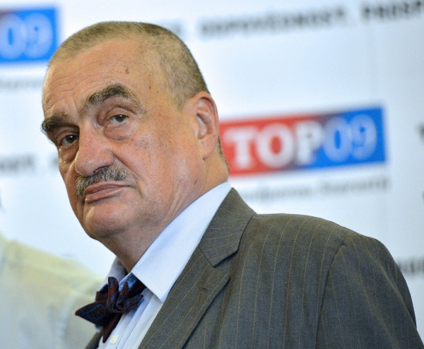 Podle Karla Schwarzenberga se prezident Zeman pokouší o převzetí moci.