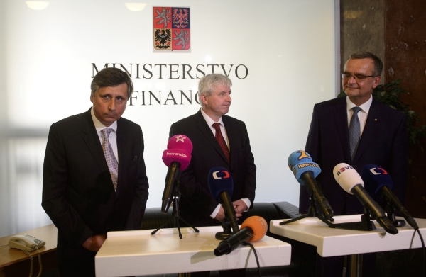 Úsměvy při předávání ministerstva financí nevypadaly příliš upřímně...