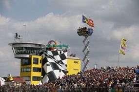 Německý okruh Sachsenring a jeho hlavní tribuna.