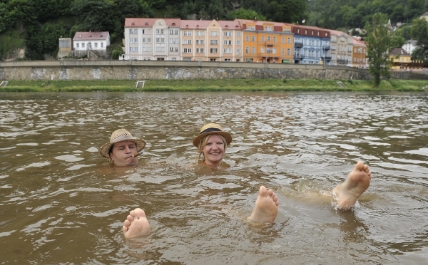 V horkých letních dnech je koupel v řece osvěžující. 