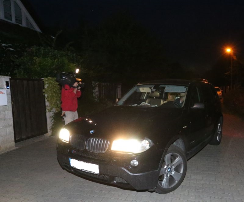 Iveta přijela do Prahy s Josefem Rychtářem a bulvárními fotografy.