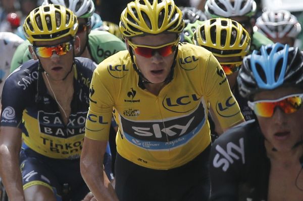 Cyklista Roman Kreuziger se veze za vedoucím Froomem.