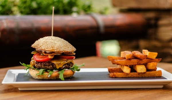 Domácí hovězí cheeseburger z bio hovězího hanger steaku nabízí restaurace Nad Jezerem.