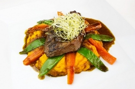 Grilovaný steak z telecí kýty s omáčkou Jack Daniels můžete ochutnat v restauraci Dock House.