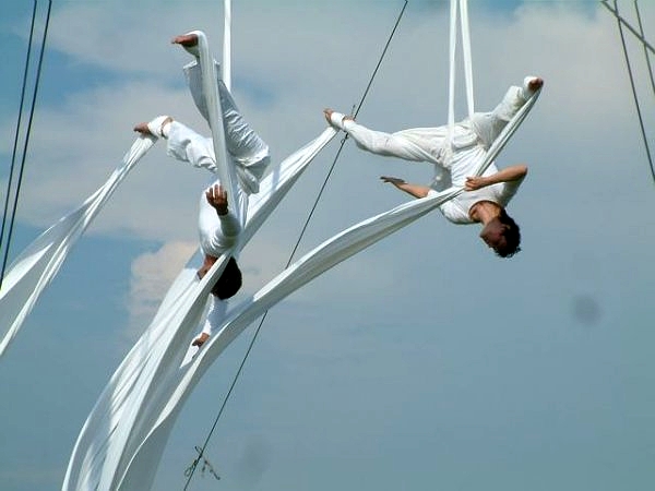 Festival pouličního divadla Za dveřmi představí i akrobaty.