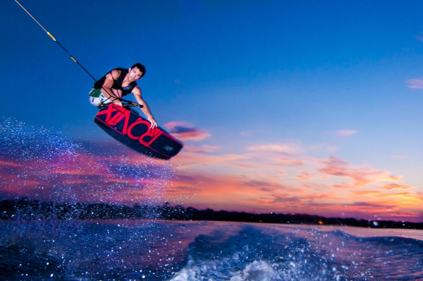 Wakeboard může být zábava i adrenalin.