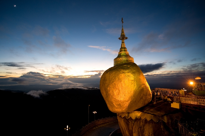 Pagoda Kyaikhtiyo/ Zlatý kámen, Myanmar. Cíl mnoha budhistických poutníků. Kámen byl prý ze dna moře přenesen na vrchol králem s nadpřirozenou silou. (Foto: Travelonmyanmar.com) Pagoda Kyaikhtiyo/ Zlatý kámen, Myanmar. Cíl mnoha budhistických poutníků. Kámen byl prý ze dna moře přenesen na vrchol králem s nadpřirozenou silou. (Foto: Travelonmyanmar.com)