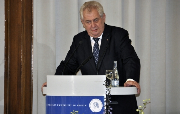Prezident Miloš Zeman bouří vody.