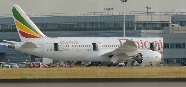 Boeing 787 Dreamliner společnosti Air Ethiopian na londýnském letišti Heathrow. Boeing 787 Dreamliner společnosti Air Ethiopian na londýnském letišti Heathrow.