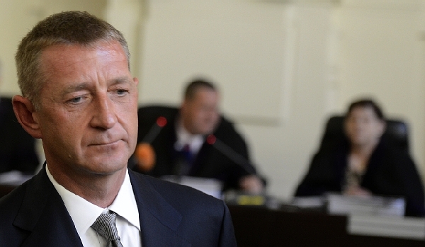 Lobbista Roman Janoušek se podle obžaloby pokusil pod vlivem alkoholu zavraždit vozem Porsche Cayenne řidičku auta, které naboural. Lobbista Roman Janoušek se podle obžaloby pokusil pod vlivem alkoholu zavraždit vozem Porsche Cayenne řidičku auta, které naboural.