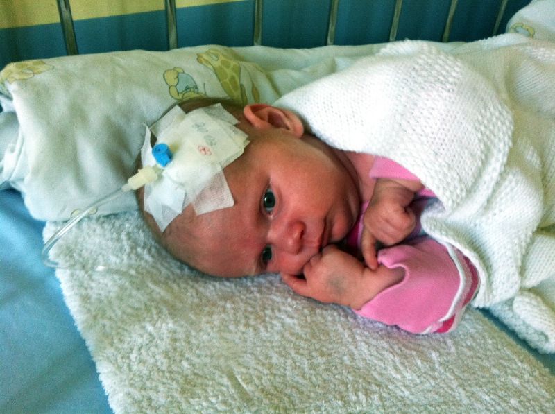 Dítě se za svůj krátký život zatím potýká se samými problémy, statečně však komplikace překonává. Lékaři ji označili za bojovnici. Dítě se za svůj krátký život zatím potýká se samými problémy, statečně však komplikace překonává. Lékaři ji označili za bojovnici.