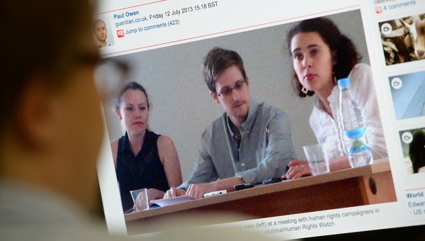 Snowden při setkání s lidskoprávními aktivisty na letišti Šeremetěvo. Snowden při setkání s lidskoprávními aktivisty na letišti Šeremetěvo.