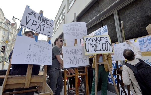 Protest s názvem Mánes umělcům proběhl už 18. dubna ve formě symbolické okupace výstavní síně. Protest s názvem Mánes umělcům proběhl už 18. dubna ve formě symbolické okupace výstavní síně.