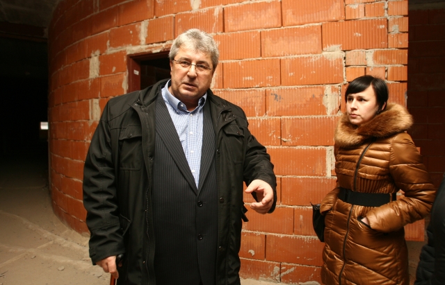 Hejtman Středočeského kraje Josef Řihák nakonec rozhodl, že úřednici sníží mzdu.