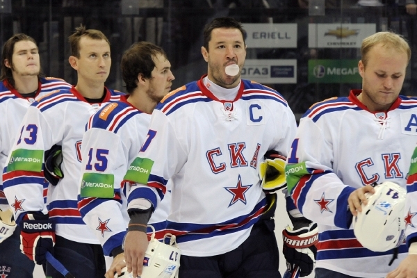V KHL bude znovu lákadlem hvězdný forvard Ilja Kovalčuk (druhý zprava).