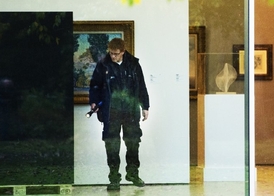Navždy ztraceny? Policie v rotterdamské galerii Kunsthal. 