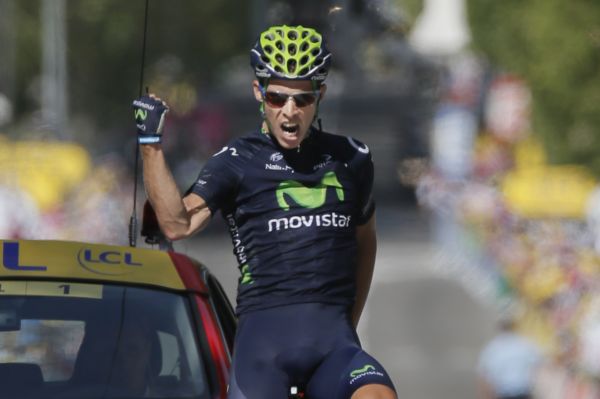 Portugalec Rui Alberto Costa se raduje z triumfu v šestnácté etapě Tour de France.