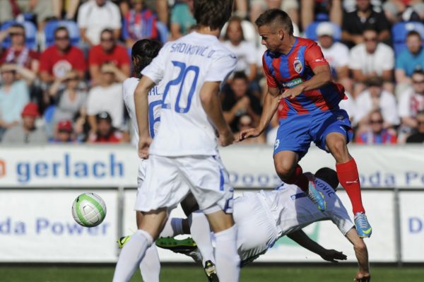 Plzeňský útočník Stanislav Tecl se probijí obranou Sarajeva.