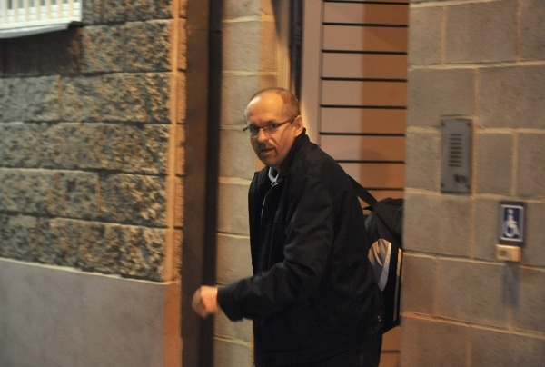 Exposlanec Ivan Fuksa jako první opustil vazební věznici v Ostravě. Exposlanec Ivan Fuksa jako první opustil vazební věznici v Ostravě.