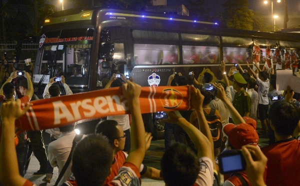 Fanoušci ve Vietnamu vítají fotbalisty Arsenalu.